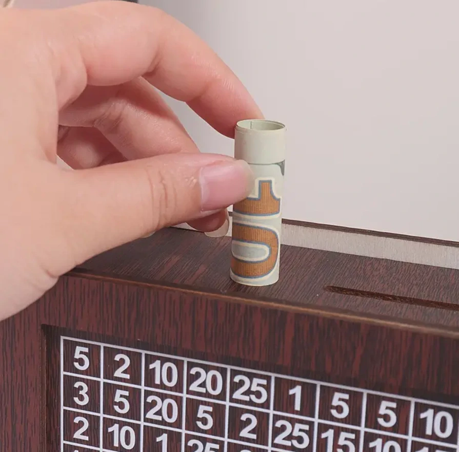 Dřevěná pokladnička s cílem 1000 euro