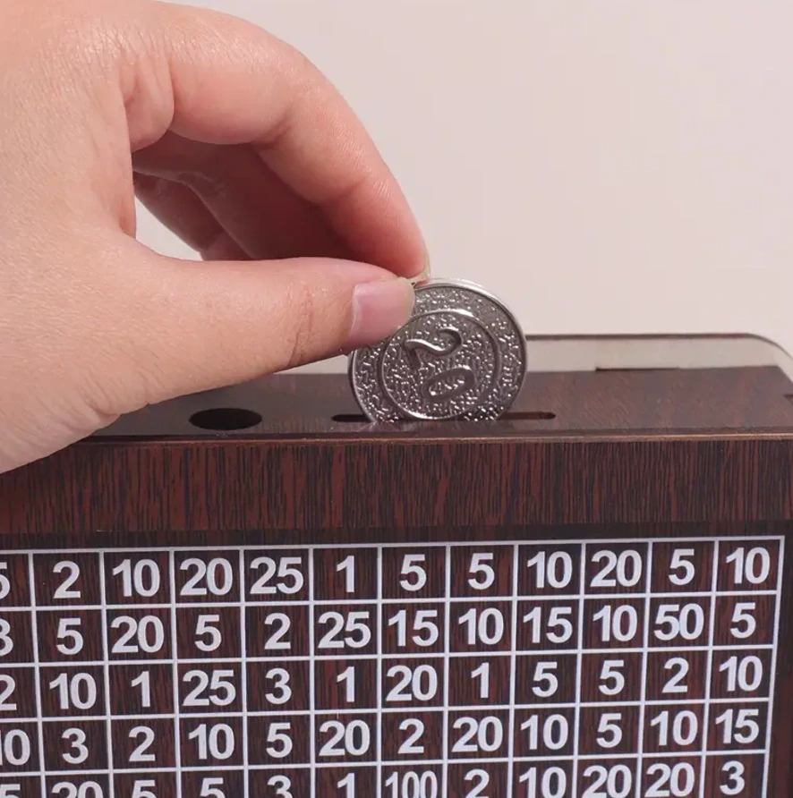 Dřevěná pokladnička s cílem 1000 euro