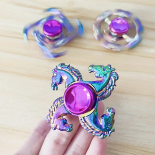 4hlavý kovový spinner Koňské hlavy