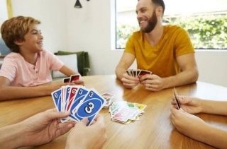 Mattel Uno Deluxe v kovovém obalu, karetní hra