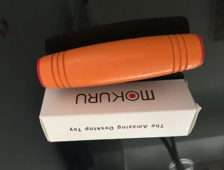 Mokuru Famous, japonská antistresová hračka, oranžová